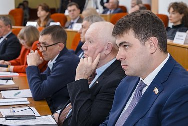 Евгений Солнцев впервые отчитался перед депутатами Заксобрания